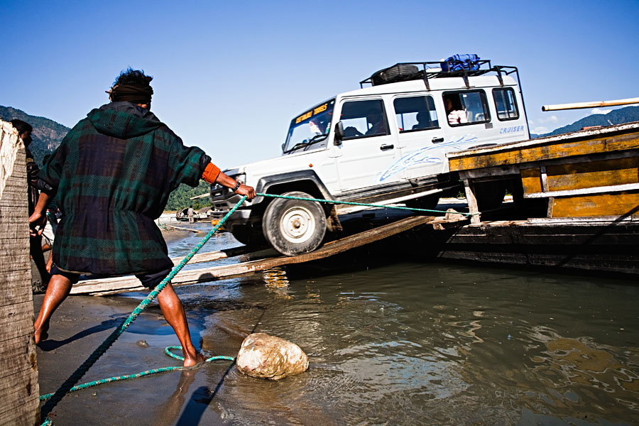  Secure unloading a boat at the Siang river